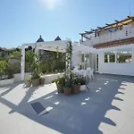 Nyaraló Dora *