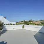 Nyaraló Dora *